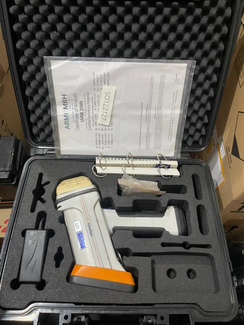Oxford Instruments X-MET7000 hand-held XRF analyser with certified reference material